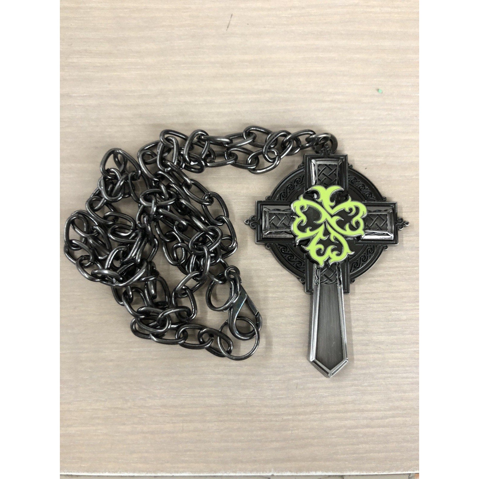2013 WWF WWE Authentic Sheamus Necklace Pendant Wrestling Laoch Celtic Cross