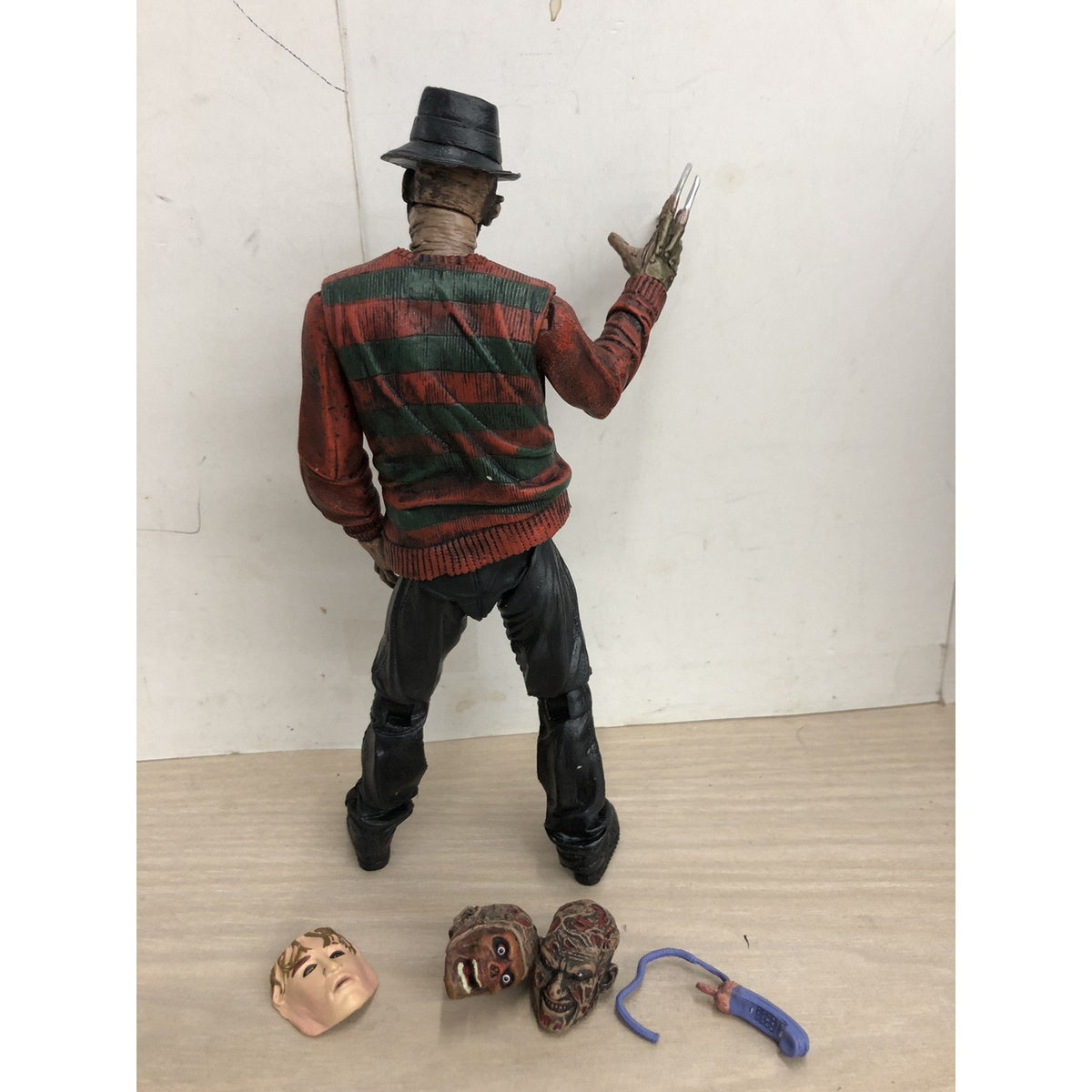 Neca Ultimate Freddy Krueger Nightmare on Elm Street 30th LOOSE MISSING HAND