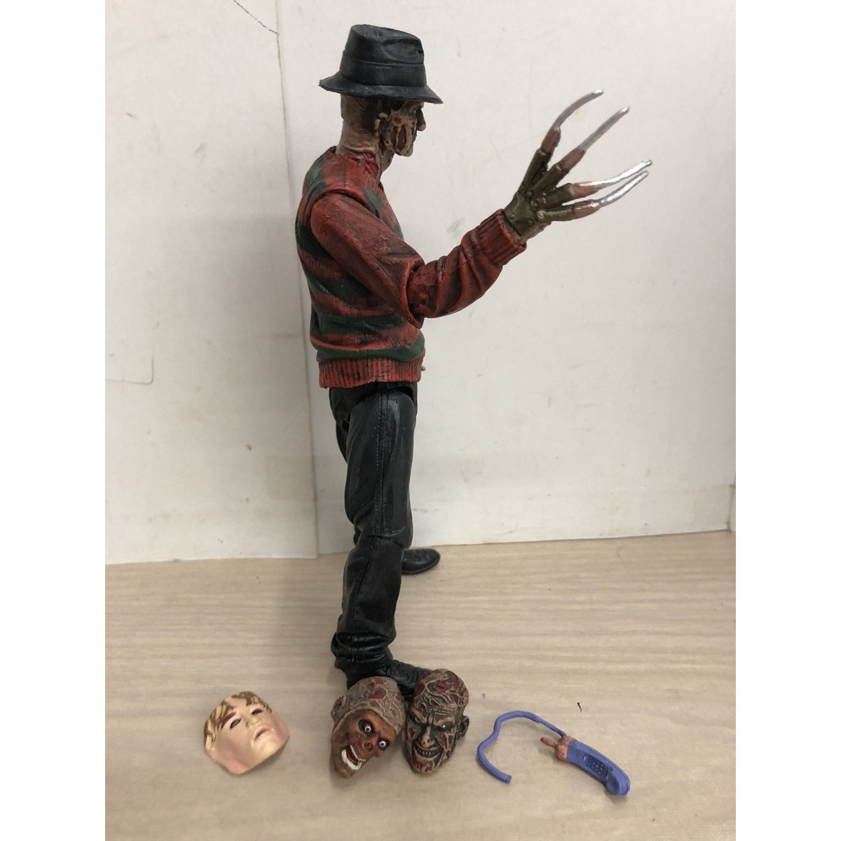 Neca Ultimate Freddy Krueger Nightmare on Elm Street 30th LOOSE MISSING HAND
