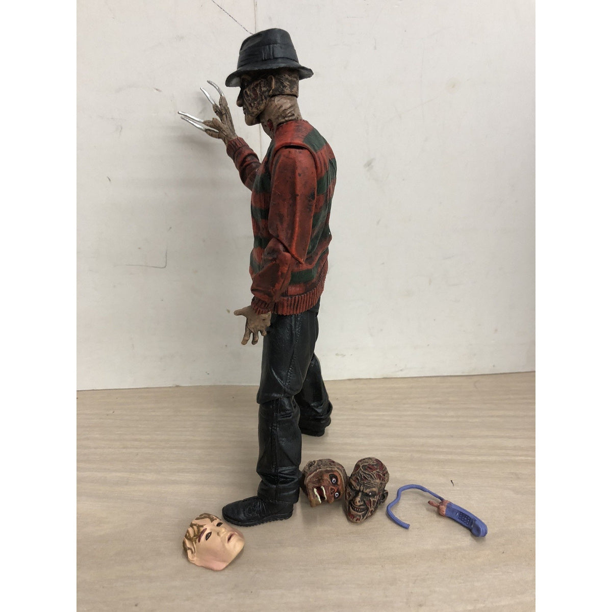 Neca Ultimate Freddy Krueger Nightmare on Elm Street 30th LOOSE MISSING HAND