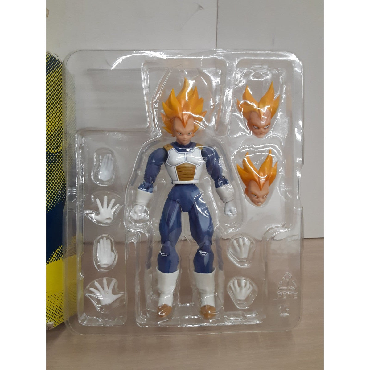 Bandai Tamashii Nations SH Figuarts: Dragon Ball Z - Super Saiyan Vegeta Action